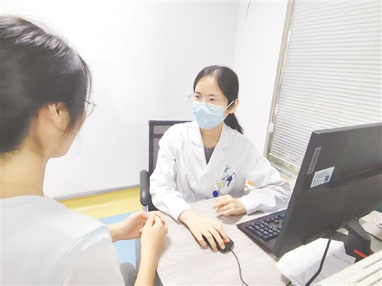 醫(yī)生為來訪者提供睡眠建議。