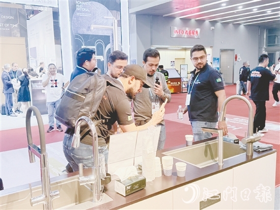 “咖啡龍頭”吸引外國客商圍觀。