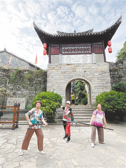 銀發(fā)族熱衷旅游。