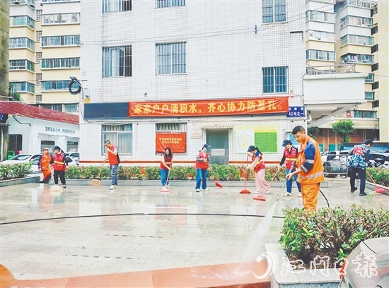 圭峰會(huì)城聚焦社區(qū)廣場、公園等重點(diǎn)區(qū)域，開展環(huán)境整治行動(dòng)，營造整潔舒適的人居環(huán)境。