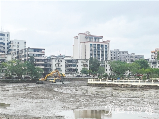 目前，臺城人工湖的清淤工程正在有序展開。
