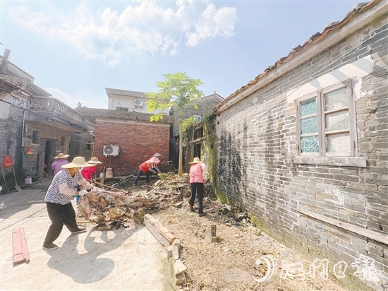 村民參與環(huán)境衛(wèi)生整治。