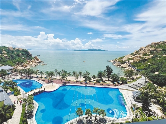 北陡鎮(zhèn)那琴半島地質(zhì)海洋公園以其獨(dú)特的地質(zhì)景觀和壯麗的海景吸引眾多游客。