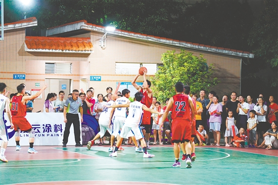 外海街道運(yùn)動場上，“村BA”賽事精彩紛呈。何榕