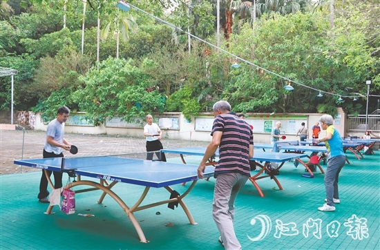 市民在小區(qū)乒乓球場切磋球藝。