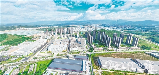 今年以來，鶴山工業(yè)城（共和鎮(zhèn)）已累計(jì)引進(jìn)億元以上項(xiàng)目18個(gè)，其中超10億元項(xiàng)目7個(gè)、超15億元以上項(xiàng)目4個(gè)，總投資額突破120億元。