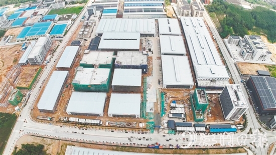 總投資40億元的廣東友誼新材料科技有限公司BOPP薄膜及特種膠帶生產(chǎn)項(xiàng)目在不到一年的時(shí)間里建成部分生產(chǎn)線并試生產(chǎn)。