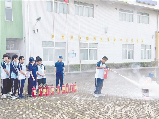 學(xué)生們逐個(gè)學(xué)習(xí)使用滅火器。