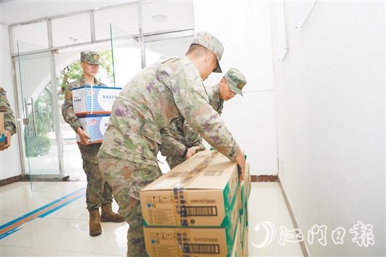 武警江門支隊官兵搬運防疫捐贈物資。