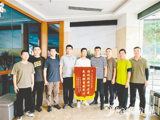 市直民兵應急營獲贈錦旗。