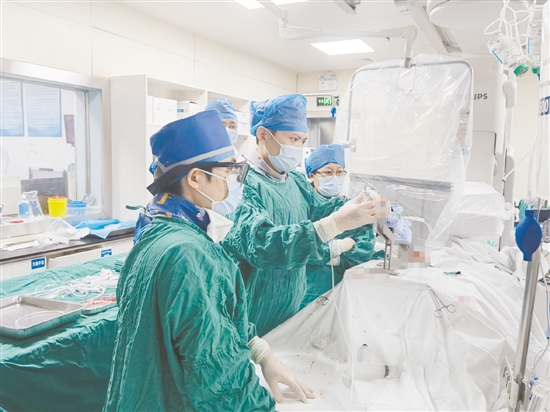 手術(shù)中，醫(yī)生操作二尖瓣夾子“捕獲”瓣葉。