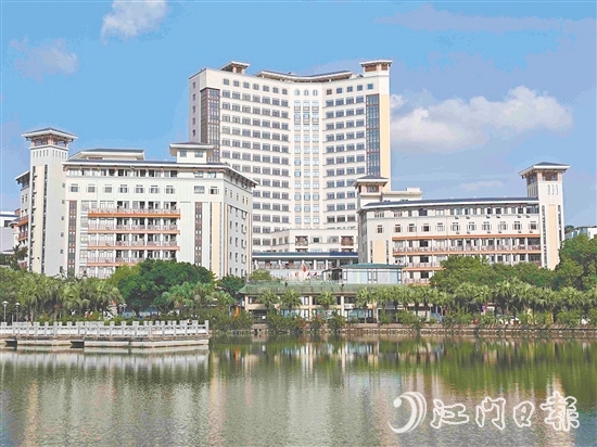 新會區(qū)養(yǎng)老中心依托新會區(qū)中醫(yī)院，為長者提供特色醫(yī)養(yǎng)結(jié)合服務(wù)。