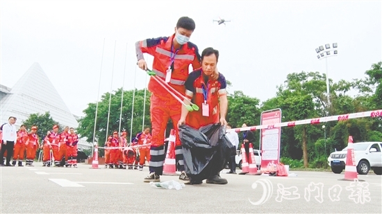 環(huán)衛(wèi)工人組隊參與“撿垃圾二人三足障礙賽”。