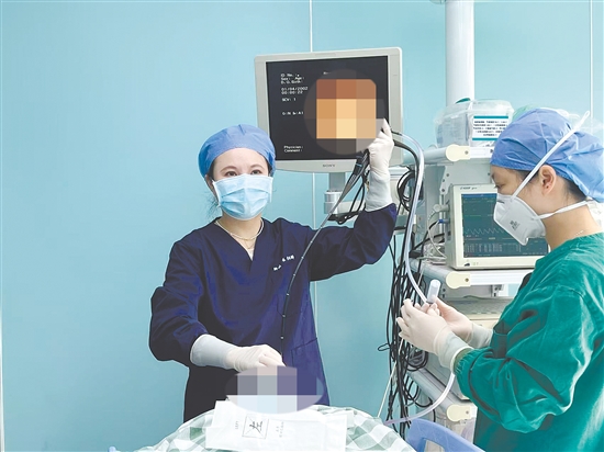 出現(xiàn)持續(xù)咳嗽，應(yīng)到醫(yī)院問診，必要時(shí)進(jìn)行專業(yè)檢查。