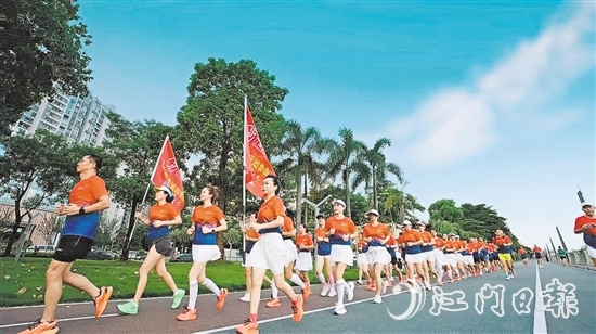 區(qū)跑步運動協(xié)會跑友每天晨跑，在晨光中感受城市的魅力。