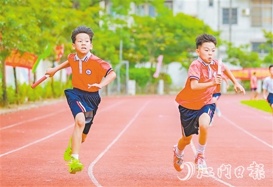 “全運會之風(fēng)”吹進(jìn)了校園。禮樂中心小學(xué)舉辦田徑運動會。