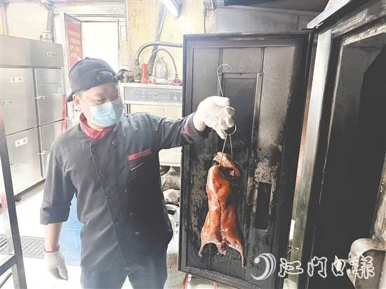 剛出爐的燒鵝香飄四溢。