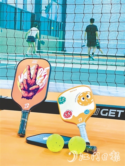 匹克球融合了羽毛球、乒乓球和網(wǎng)球的特點。