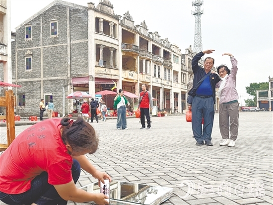 臺(tái)山鄉(xiāng)村美景吸引游客打卡拍照。李嘉敏