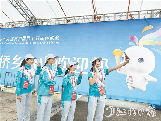 “小海豚”在臺(tái)山賽區(qū)自拍合影。