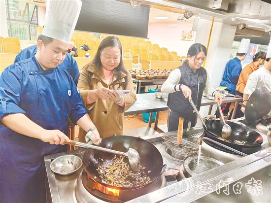 學(xué)員們跟著專業(yè)廚師學(xué)習(xí)制作黃鱔飯。
