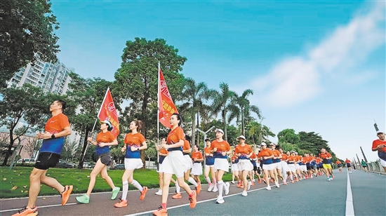 區(qū)跑步運(yùn)動(dòng)協(xié)會(huì)跑友每天晨跑，在晨光中感受城市的魅力。