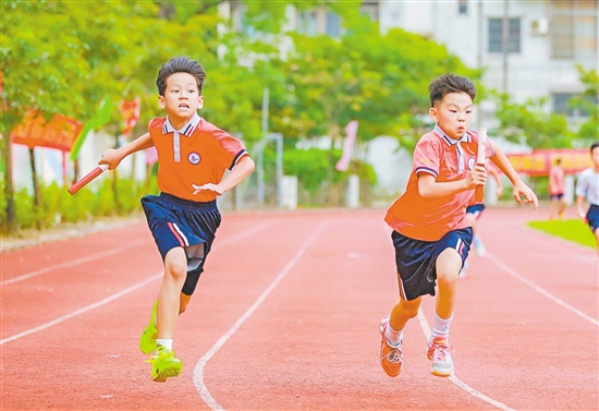 “全運(yùn)會(huì)之風(fēng)”吹進(jìn)了校園。禮樂(lè)中心小學(xué)舉辦田徑運(yùn)動(dòng)會(huì)。