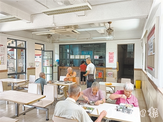 白沙街道嶺梅社區(qū)益食堂為長(zhǎng)者解決了“做飯難、吃飯愁”問(wèn)題。