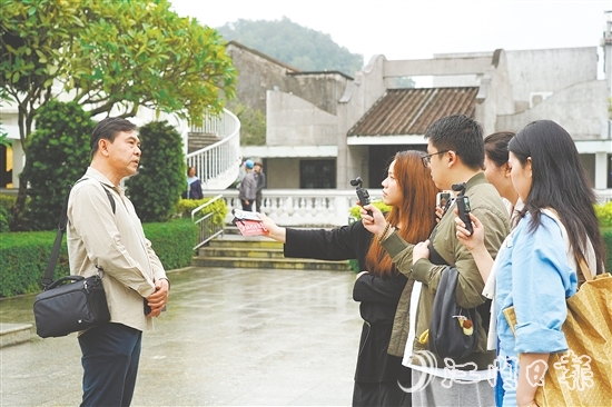 媒體記者在梁啟超故居進(jìn)行專題拍攝與深度采訪。