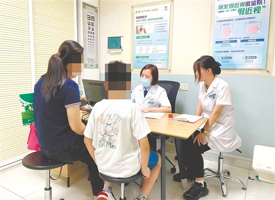 醫(yī)生為近視兒童看診。