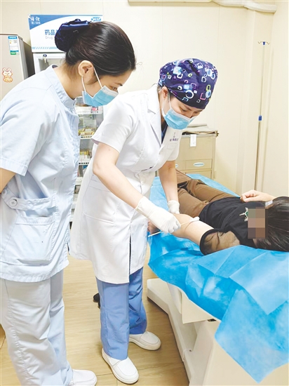 醫(yī)生為患者涂抹藥膏。