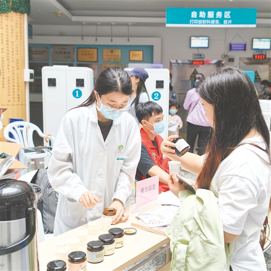 市民免費(fèi)嘗膏方。