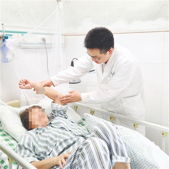 醫(yī)生向患者了解情況。