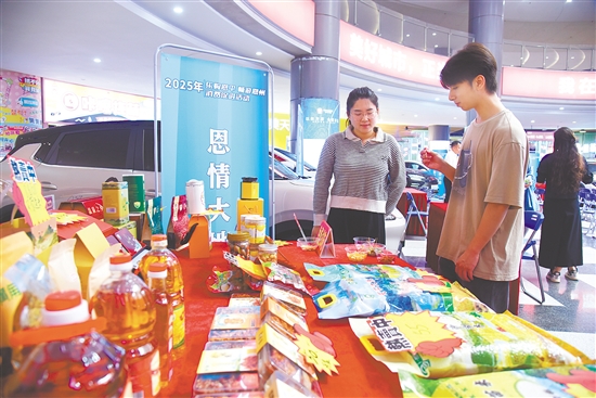 活動(dòng)現(xiàn)場，“恩平優(yōu)品”展區(qū)吸引市民選購。