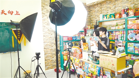 青年學(xué)子正在直播，向網(wǎng)友推薦江海優(yōu)品。