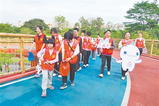 江海區(qū)開展“綠色十五運，環(huán)保伴我行”愛國衛(wèi)生志愿活動。受訪者供圖