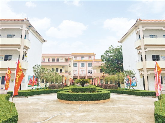 走進梁華濟學校，一流的校舍建筑、完善的設(shè)施設(shè)備，處處彰顯著這所學校的與眾不同。