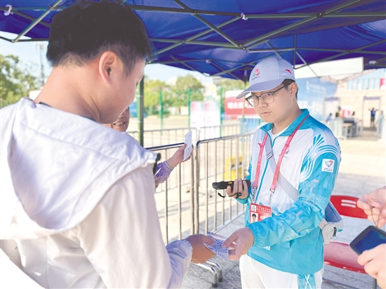 “小海豚”志愿者團隊經(jīng)過嚴(yán)格篩選和系統(tǒng)培訓(xùn)后正式上崗，服務(wù)崗位涵蓋跟車隨車、頒獎禮儀、場地服務(wù)、反興奮劑檢查、安保安檢、功能區(qū)引導(dǎo)、通用接待以及酒店服務(wù)八大核心領(lǐng)域。