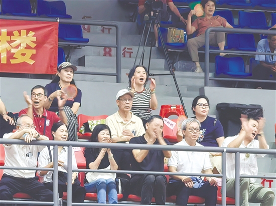 比賽現(xiàn)場(chǎng)，港澳同胞、海外鄉(xiāng)親紛紛為自家代表隊(duì)加油助威。