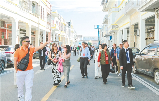 大會(huì)期間，沖蔞鄉(xiāng)親們參觀圩鎮(zhèn)，見(jiàn)證家鄉(xiāng)發(fā)展新貌。