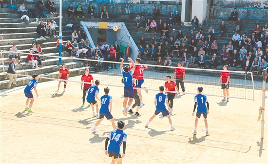 大會(huì)期間，激烈的排球比賽等系列活動(dòng)輪番上演。