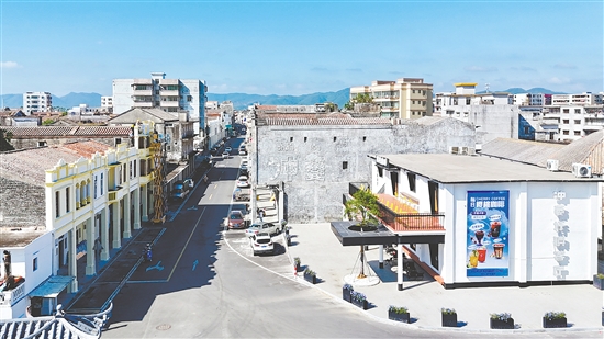 這座由舊糧倉改造而成的綜合性文化空間成為沖蔞鎮(zhèn)的新地標(biāo)。