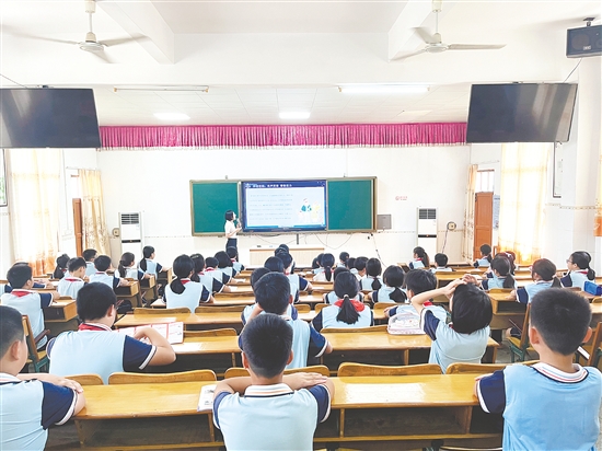 法治副校長(zhǎng)在校園開展“開學(xué)法治第一課”。