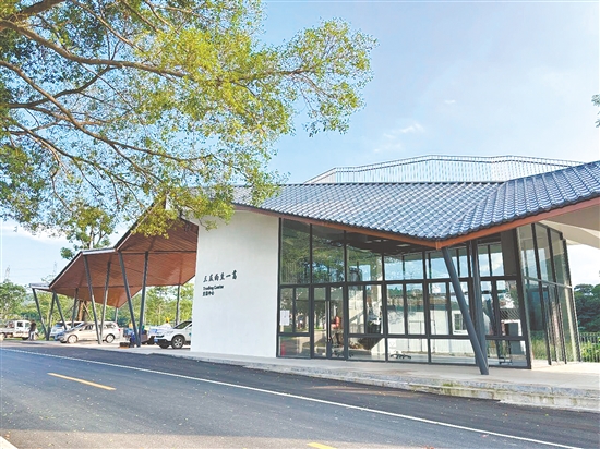 共和鎮(zhèn)平漢交易中心造型獨(dú)特。