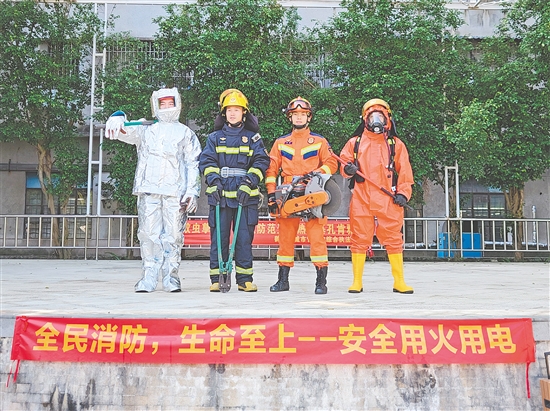 消防員展示各類消防服，宣傳安全用火用電理念。