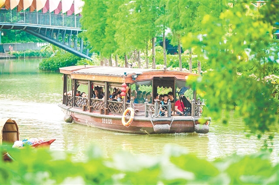 游客乘坐游船穿梭于水鄉(xiāng)之間，盡享“泛舟碧波上，人在畫(huà)中游”的詩(shī)情畫(huà)意。