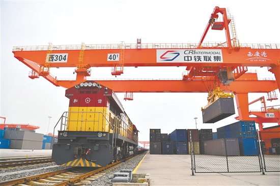圖為11月14日，在西安國際港站，龍門吊在吊裝集裝箱。新華社發(fā)