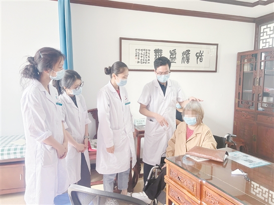黃任鋒（右二）在中醫(yī)經(jīng)典科門診開展教學(xué)。