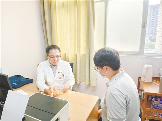 醫(yī)生為患者科普子宮肌瘤知識(shí)。