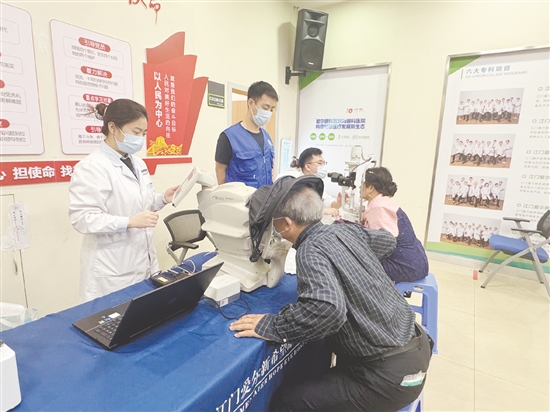 醫(yī)生為市民免費進行視力檢查。